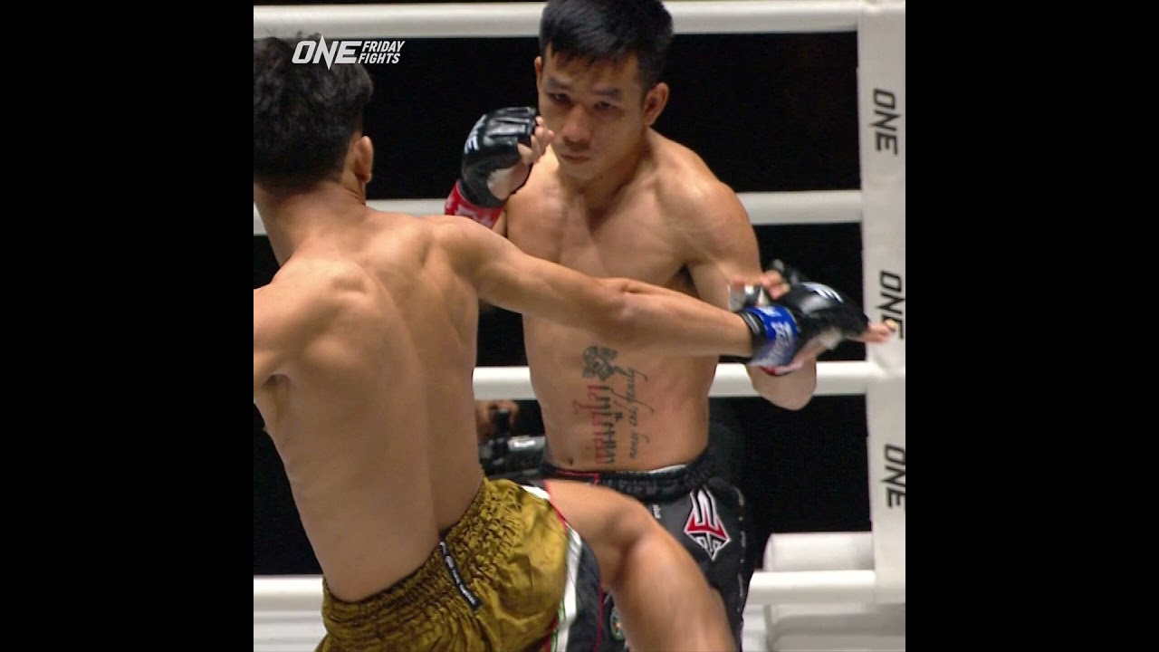 Petmuangsri catches Denphuthai’s finger with a kick for the injury stoppage