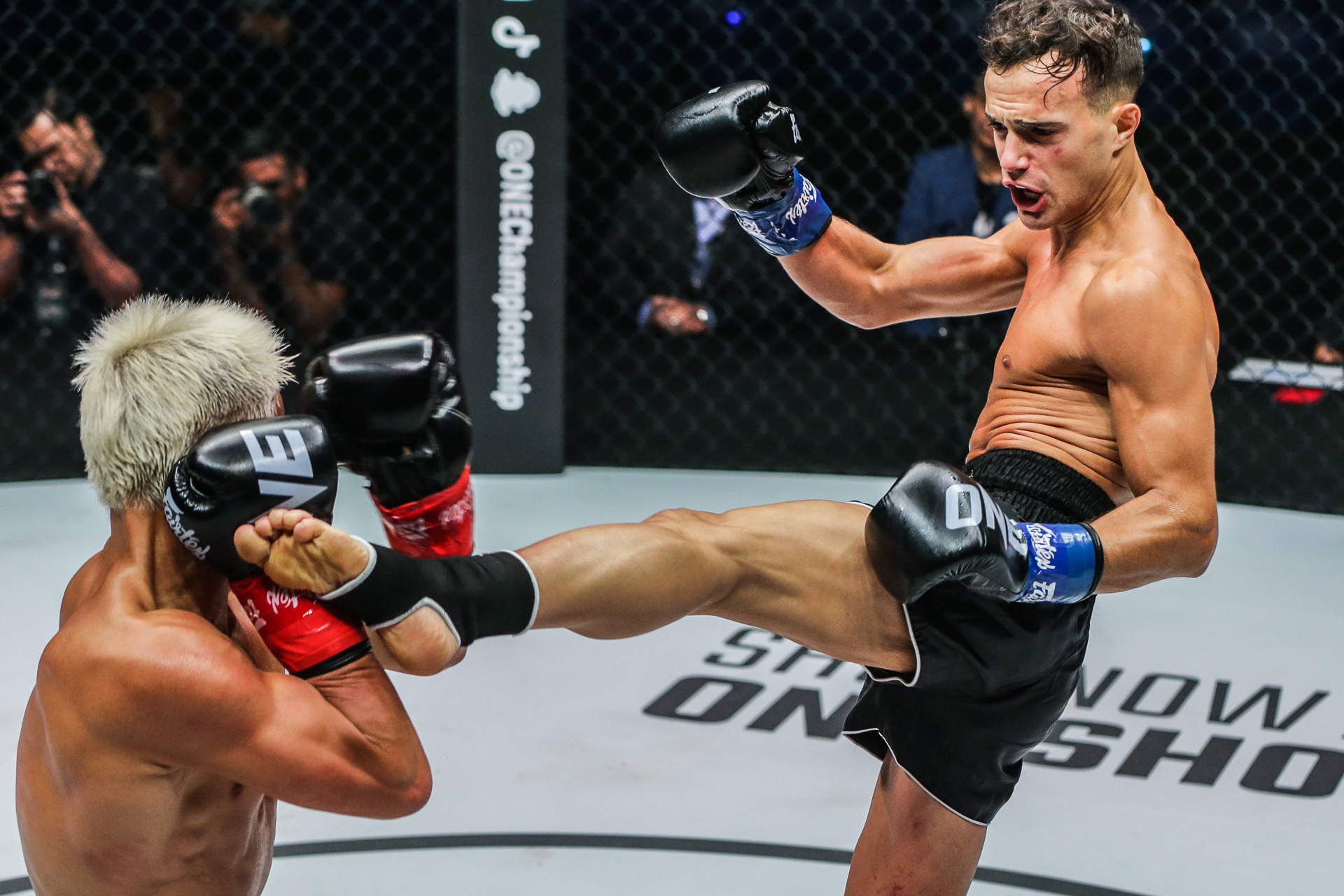 Jonathan Di Bella lands kicks on Zhang Peimian